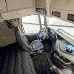 cabina de un camión de transporte de contenedores