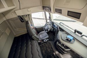 cabina de un camión de transporte de contenedores