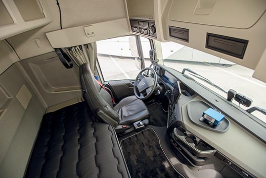 cabina de un camión de transporte de contenedores